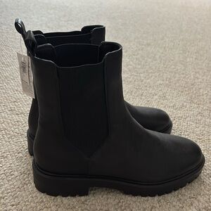 BNWT Banana Republic black leather Chelsea boots